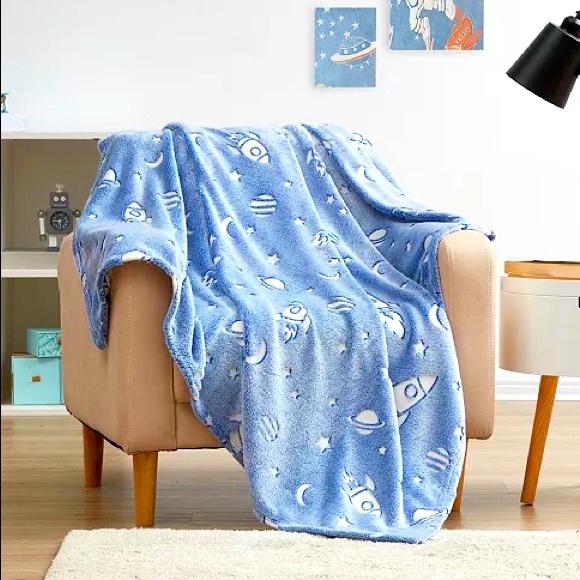 NWT Glow in the Dark Blanket Throw - Picture 3 of 8